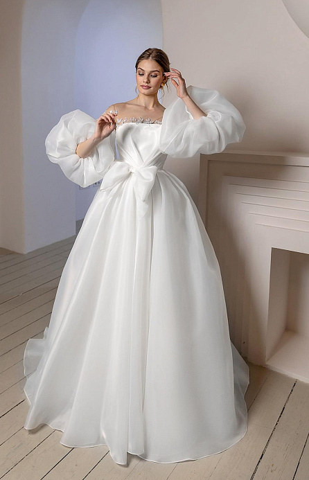 Эффектное свадебное платье с объемными рукавами фото