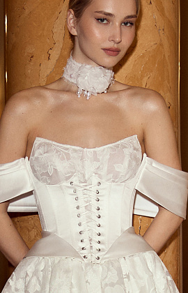 Роскошное свадебное платье из авторского кружева с атласным корсетом фото