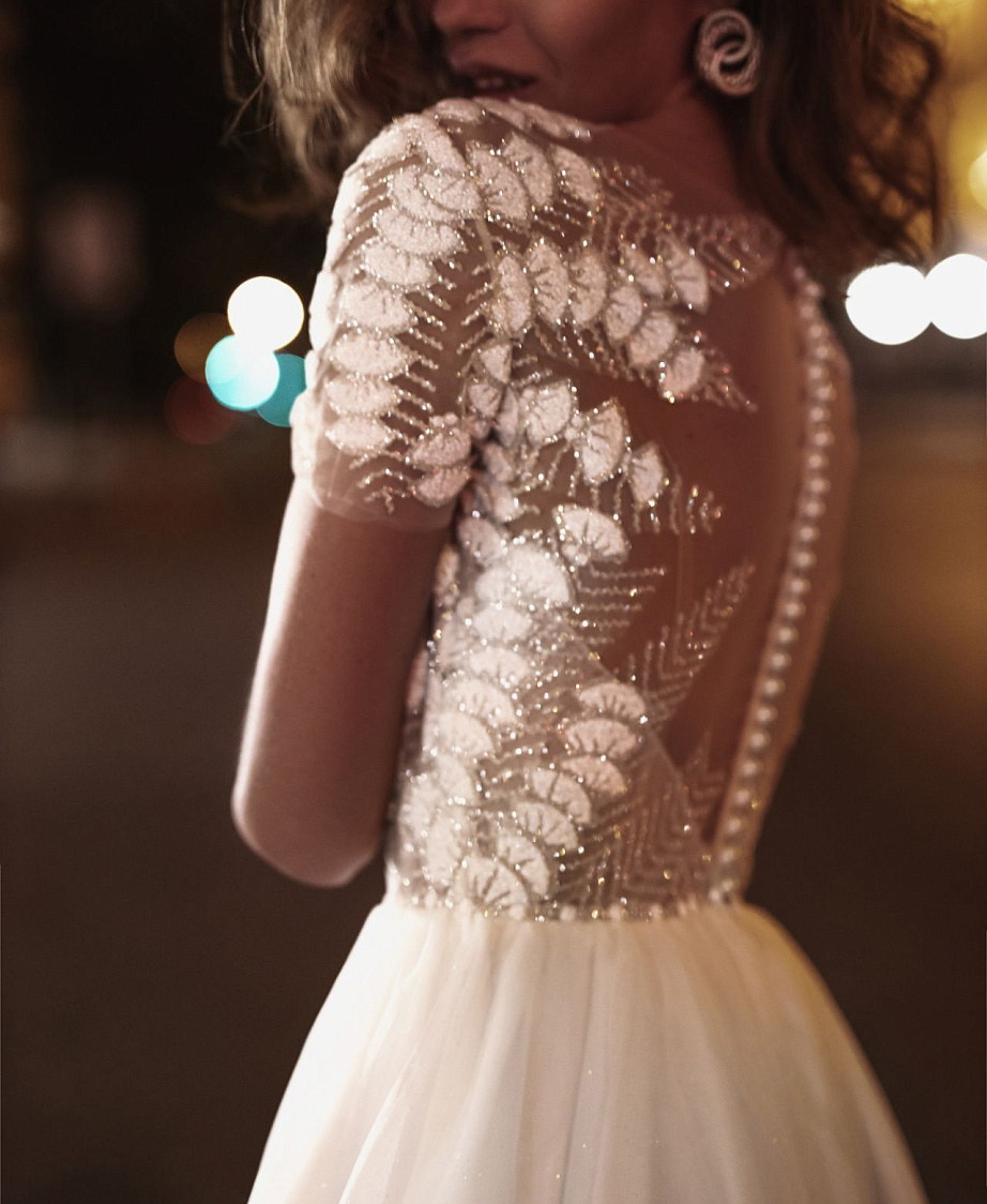 Сверкающее свадебное платье с разрезом на ножке фото