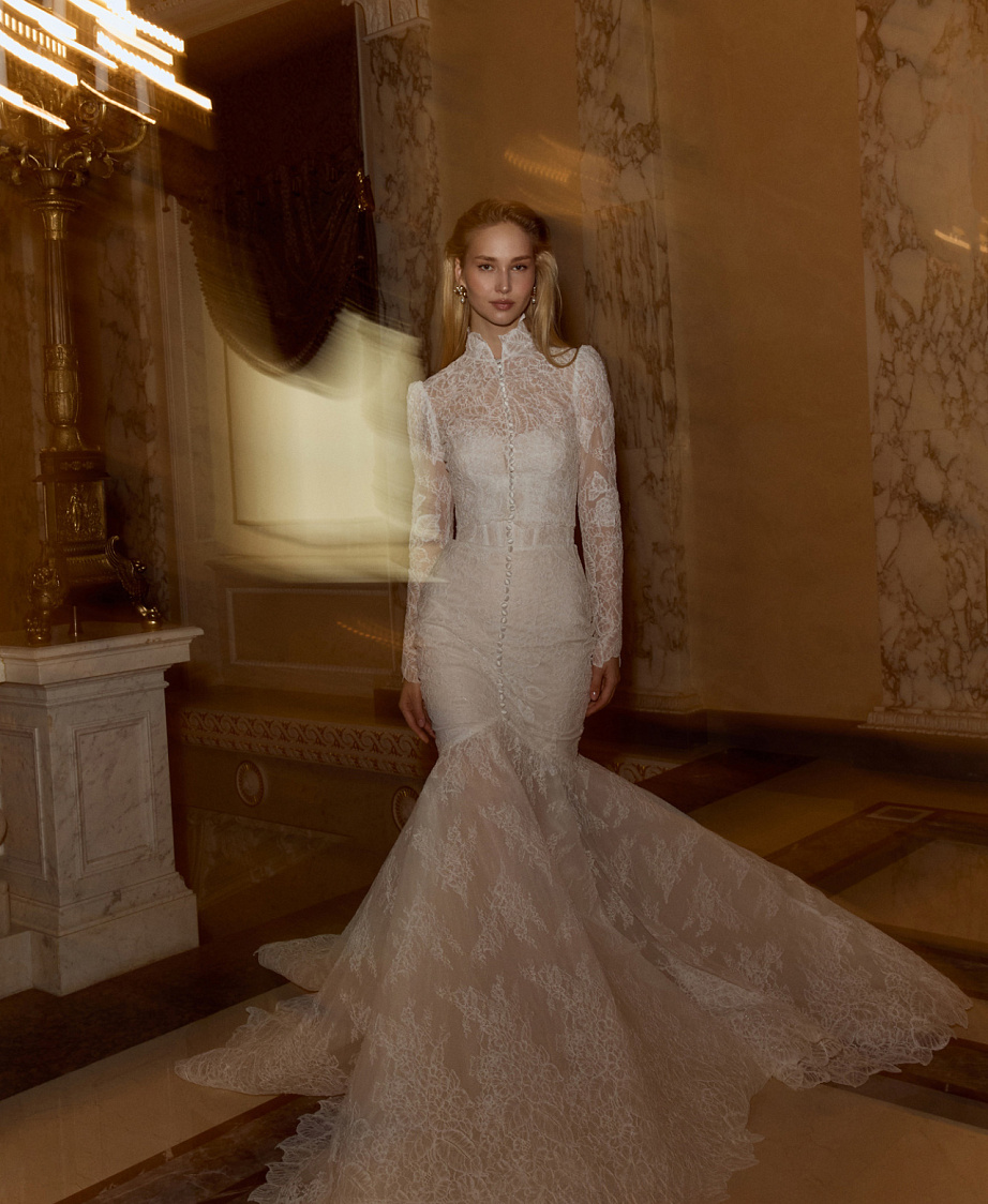 Закрытое кружевное свадебное платье русалка фото