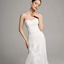 Лаконичное облегающее свадебное платье с воланами фото