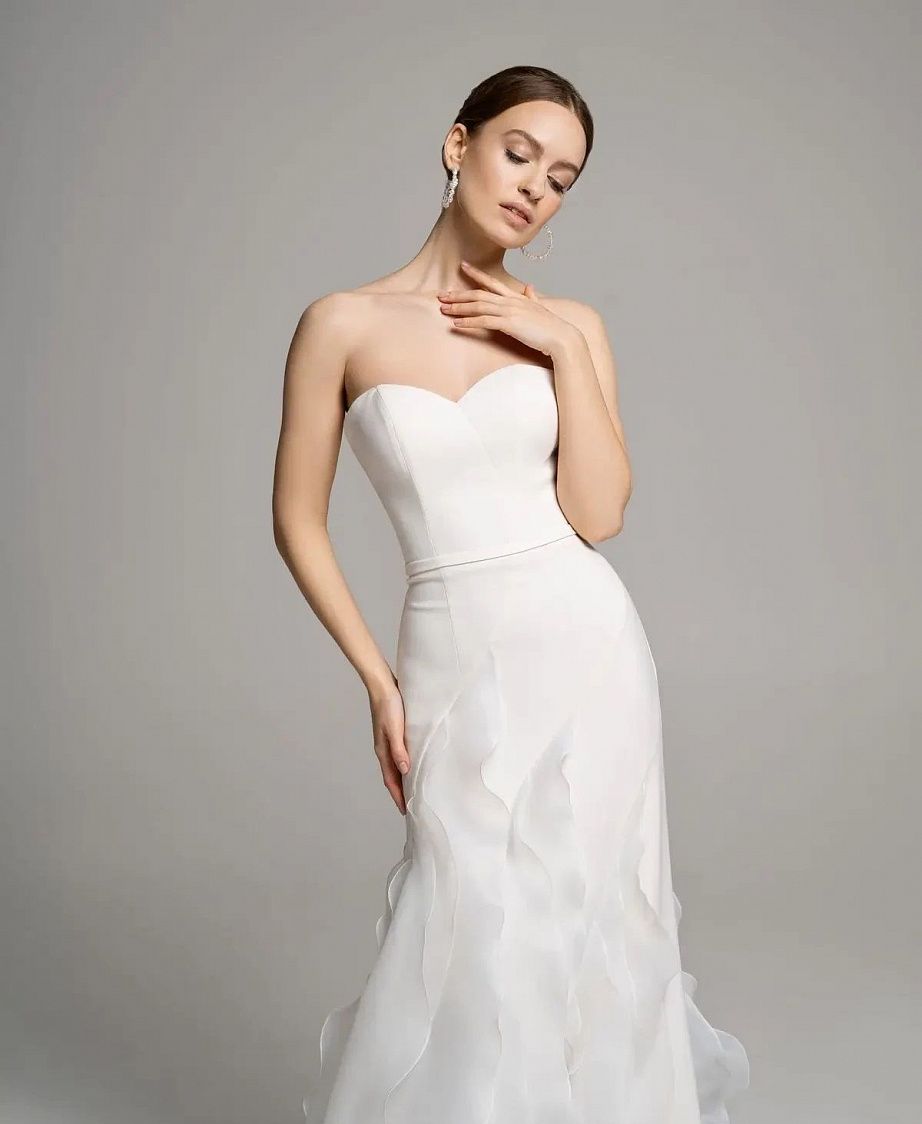 Лаконичное облегающее свадебное платье с воланами фото