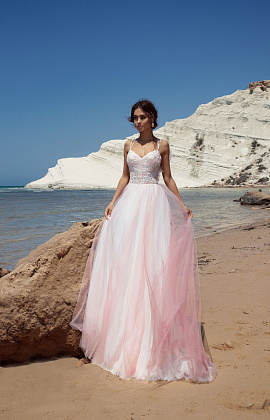 Свадебное платье с розовым оттенком