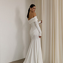 Атласное свадебное платье с рукавами и открытыми плечами фото