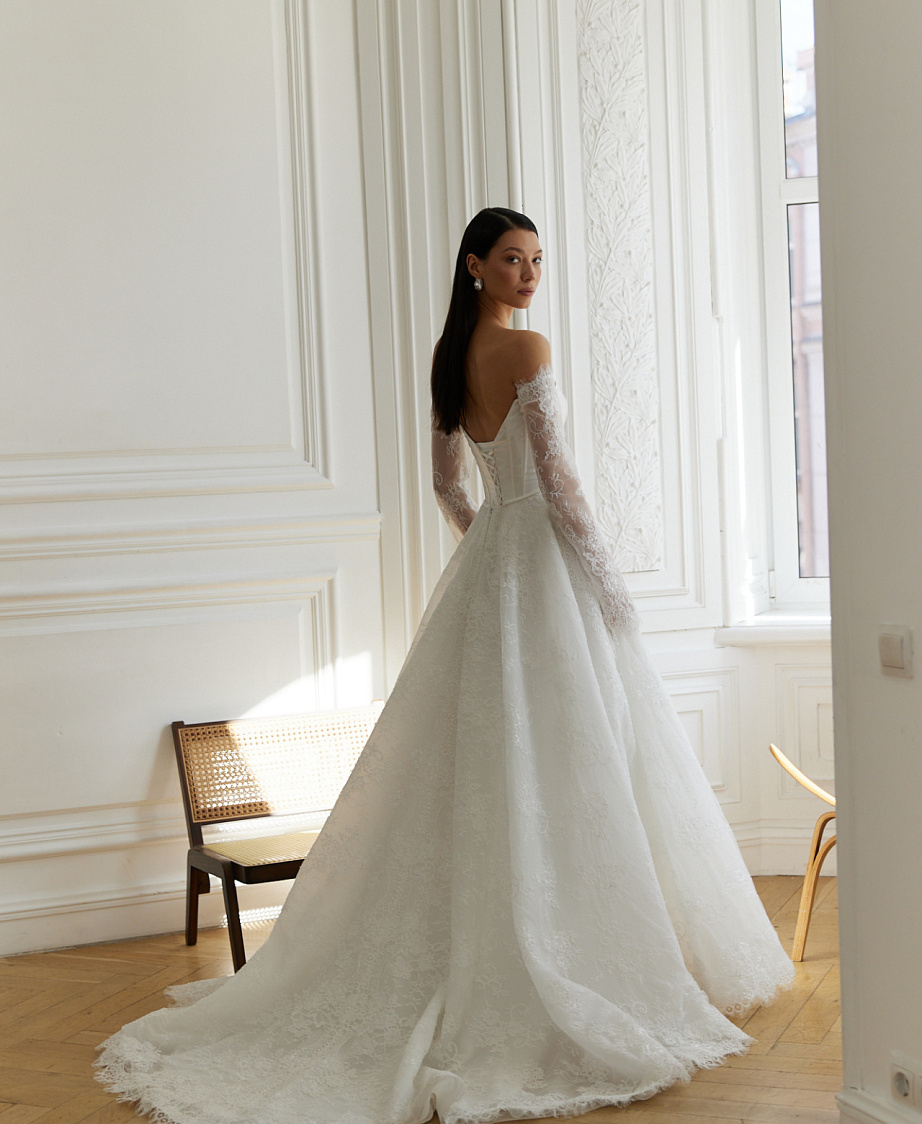 Кружевное свадебное платье с элементами атласа на корсете фото