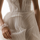 Стильное свадебное платье из дизайнерской ткани фото