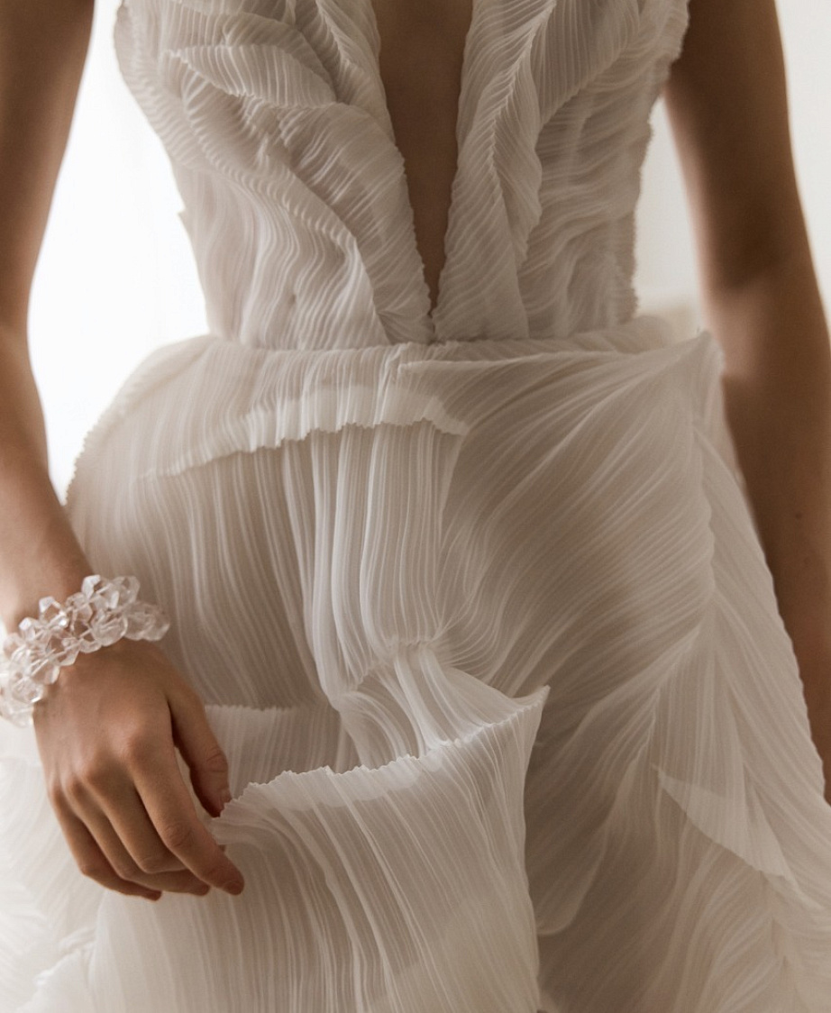 Стильное свадебное платье из дизайнерской ткани фото