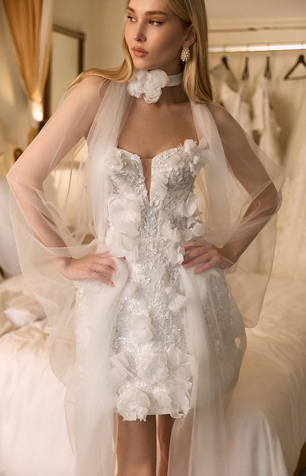 Короткое свадебное платье с декором из объемных цветов  фото