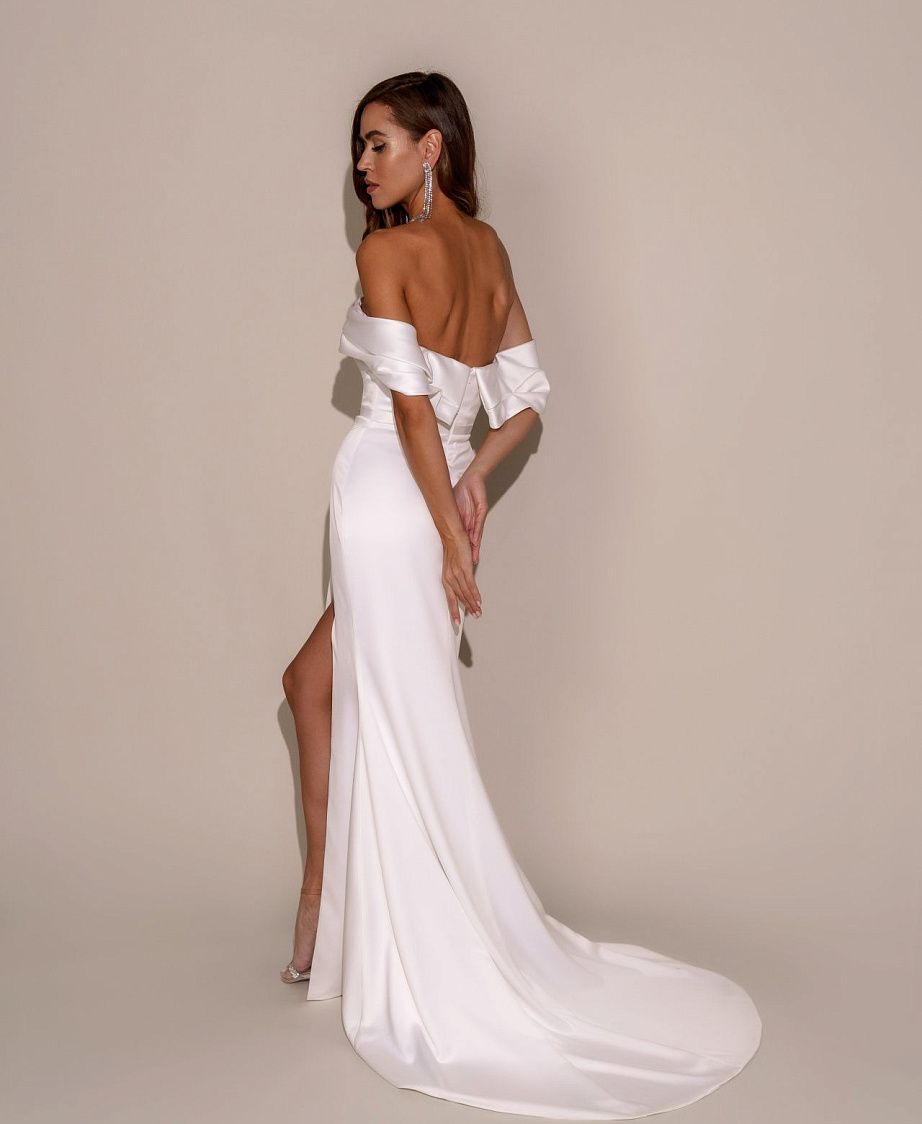 Атласное лаконичное свадебное платье фото