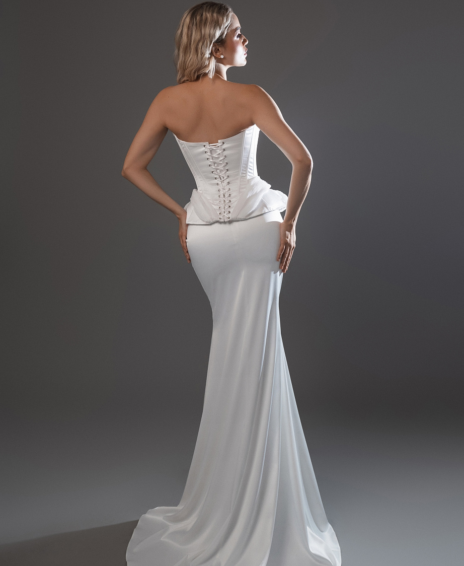 Атласный комплект c декором из дизайнерской ткани фото