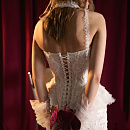 Короткое кружевное свадебное платье с жемчугом и оборками фото