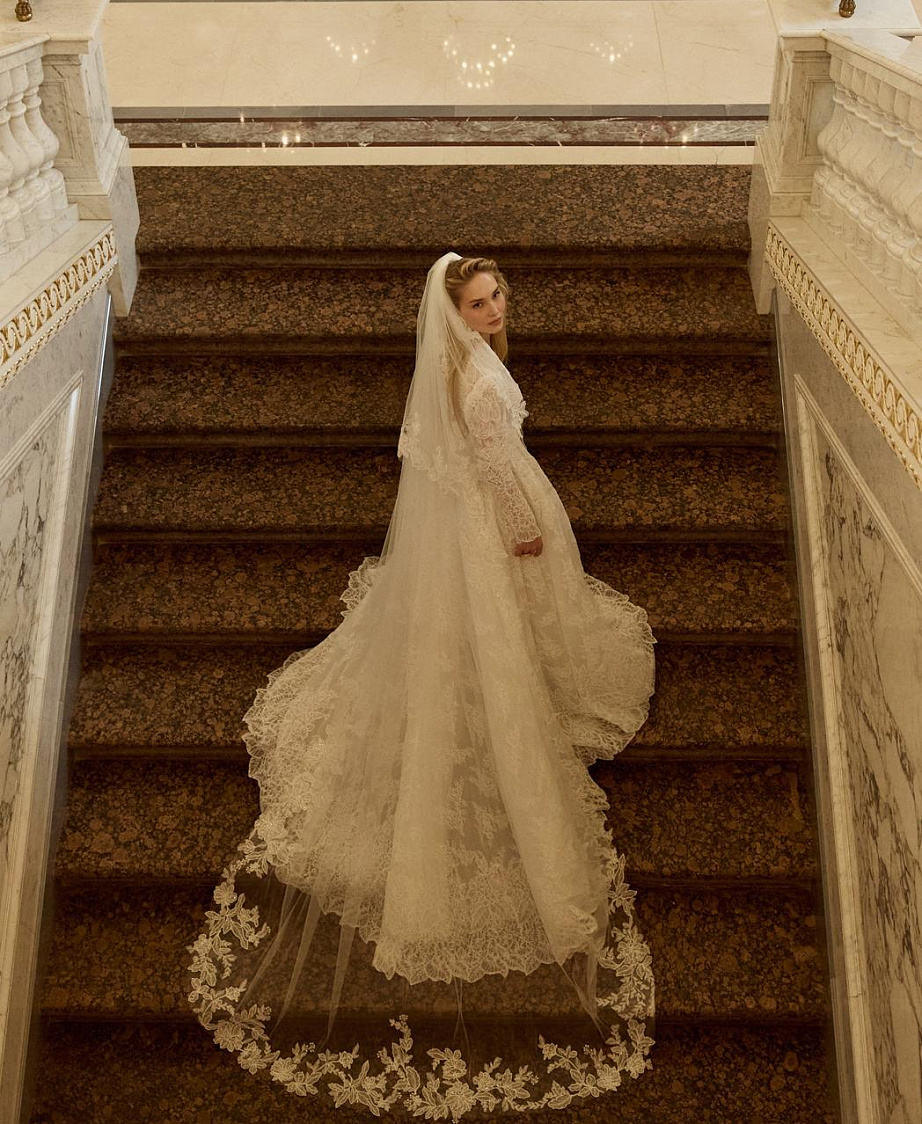 Закрытое кружевное свадебное платье cо шлейфом фото