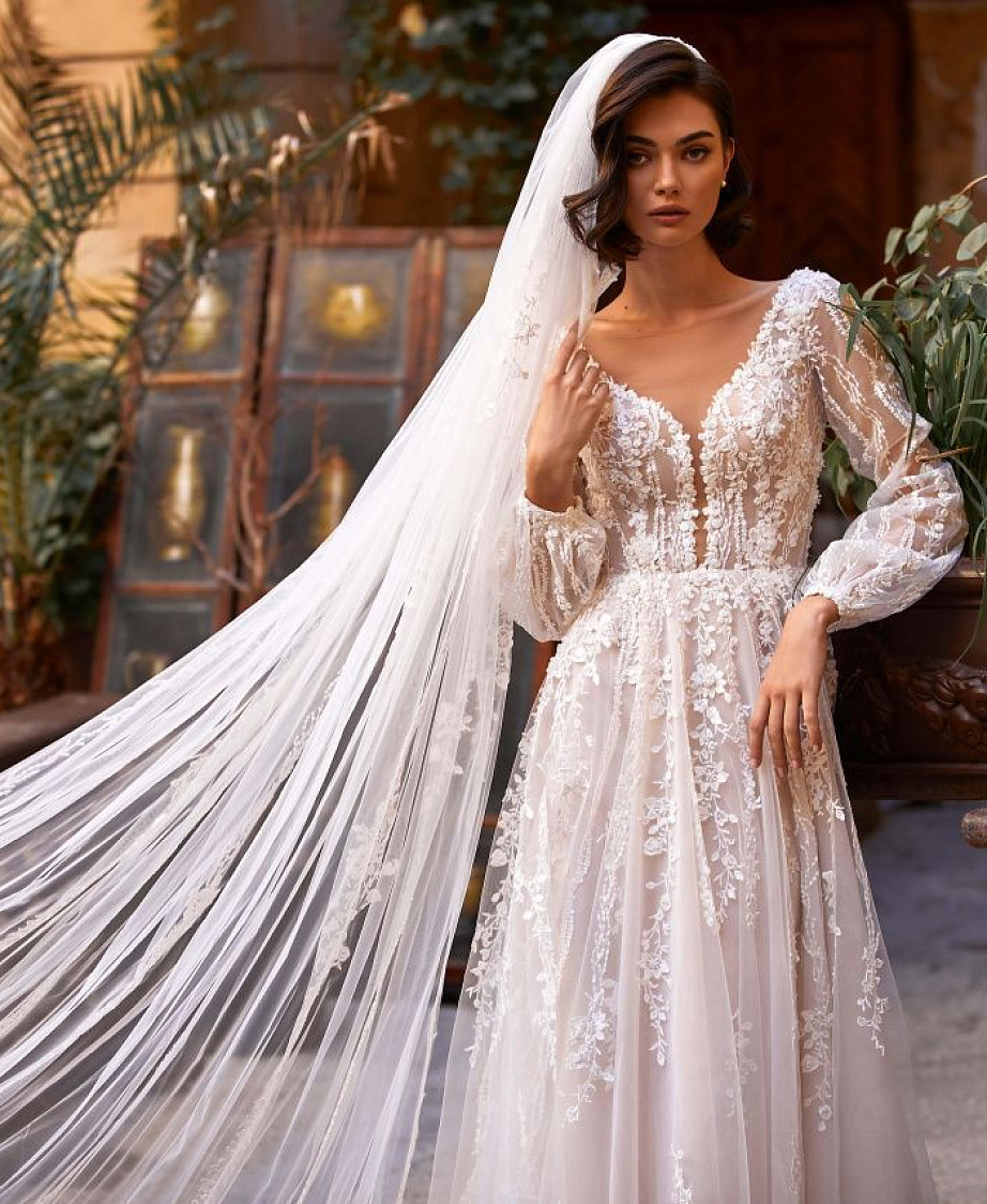 Кружевное свадебное платье с объемными рукавами фото
