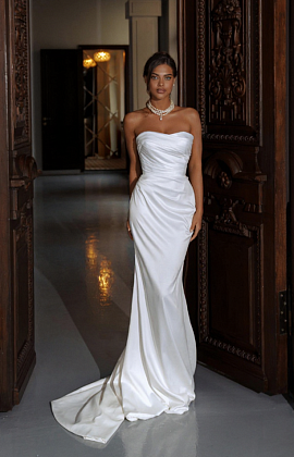 Стильное свадбеное палтье силуэта-русалка, выполненное из атласной ткани фото