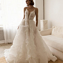 Стильное свадебное платье из дизайнерской ткани с болеро фото