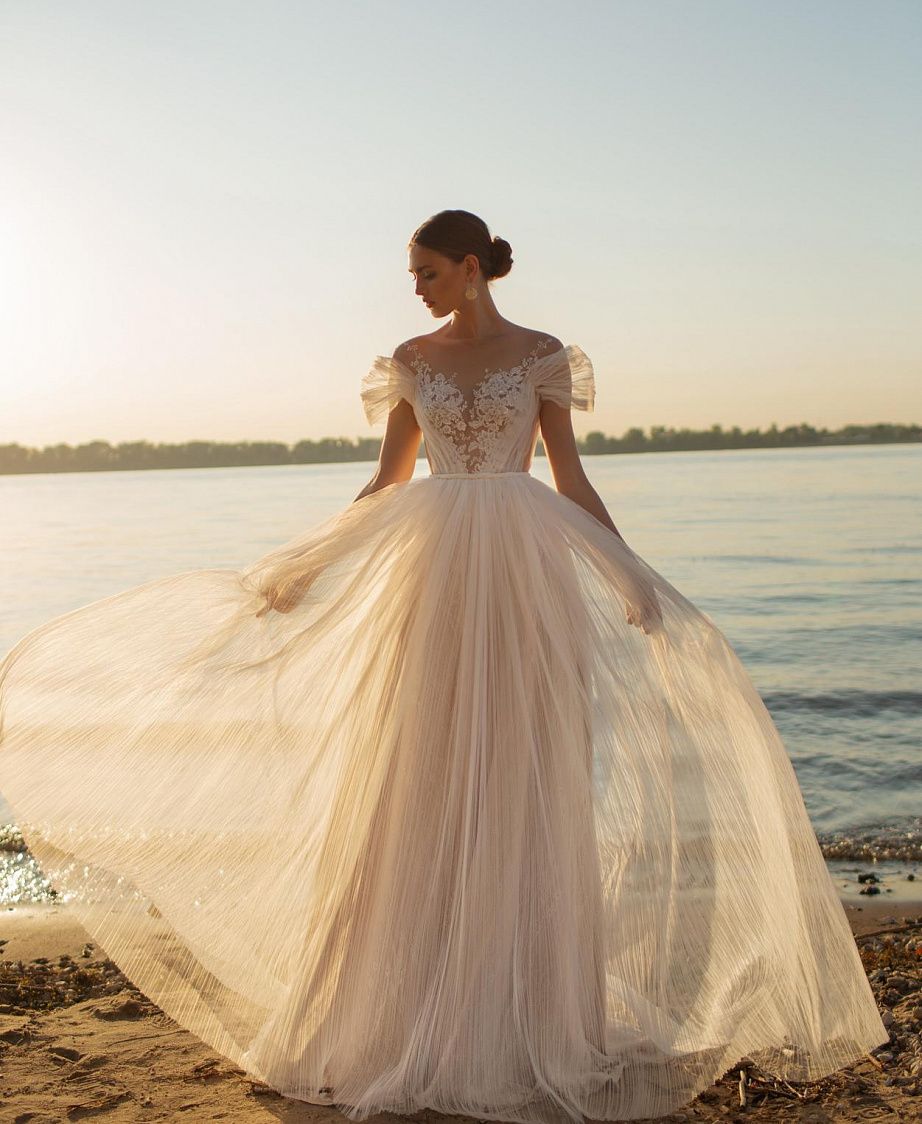 Прямое свадебное платье с расшитым кружевом фото