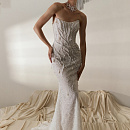 Свадебное платье-русалка из расшитого кружева и декором из жемчуга фото