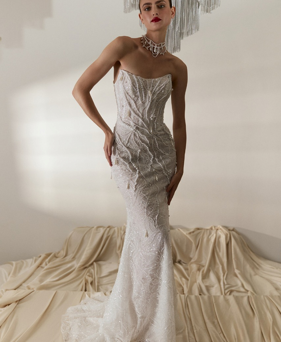 Свадебное платье-русалка из расшитого кружева и декором из жемчуга фото