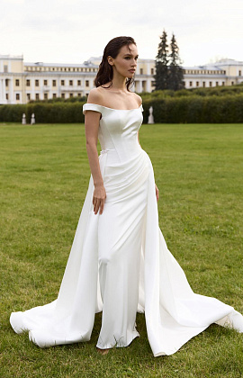 Элегантное атласное платье со шлейфом и драпировкой фото