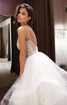 Пышное свадебное платье с воланами и открытыми плечами фото