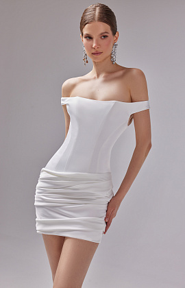 Короткое атласное свадебное платье со спущенными плечами фото