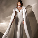 Утонченное свадебное платье из атласа на бретелях фото