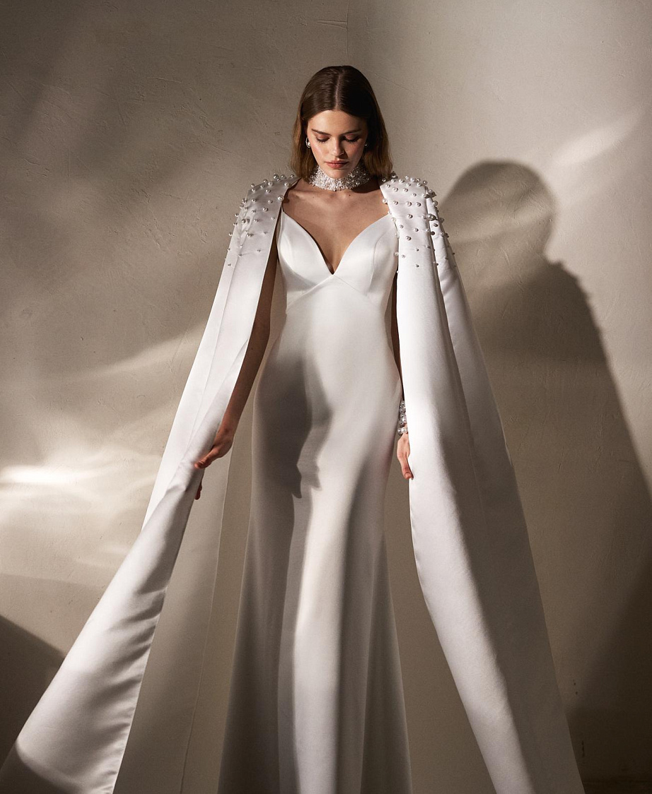 Утонченное свадебное платье из атласа на бретелях фото