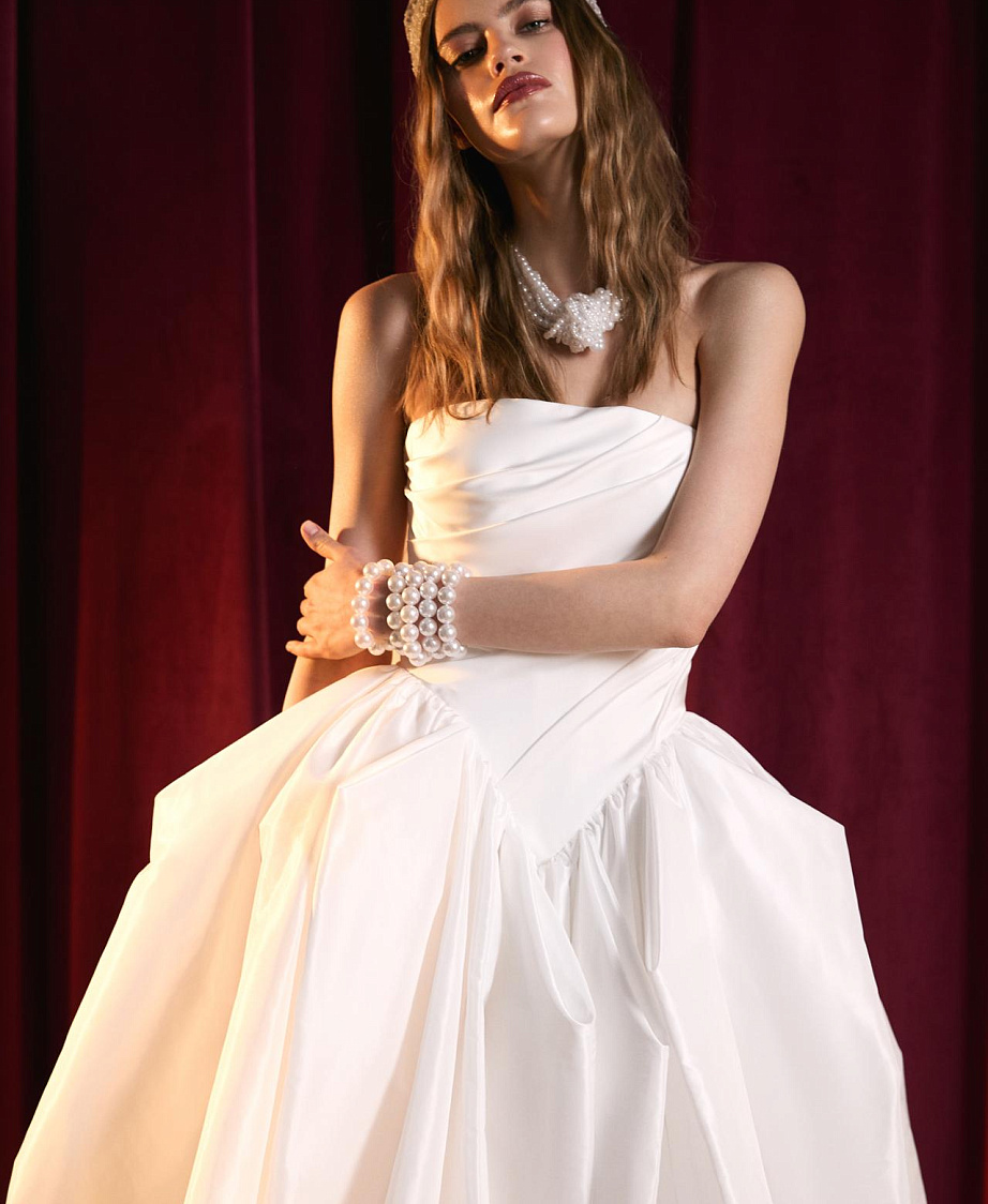 Эффектное свадебное платье из тафты с драпированным корсетом фото