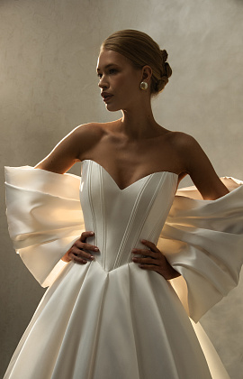 Атласное свадебное платье с объемным бантом фото