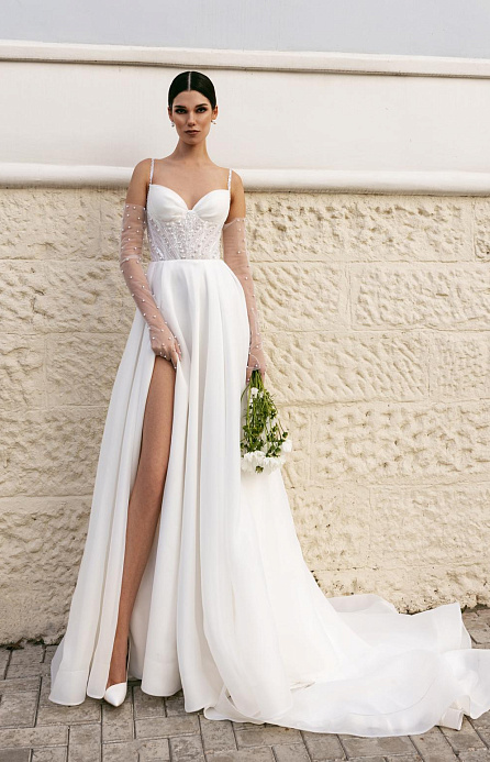 Шифоновое свадебное платье с жемчугом на корсете фото
