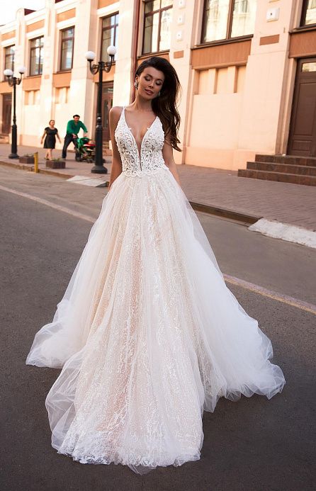Пышное блестящее свадебное платье с открытой спиной фото