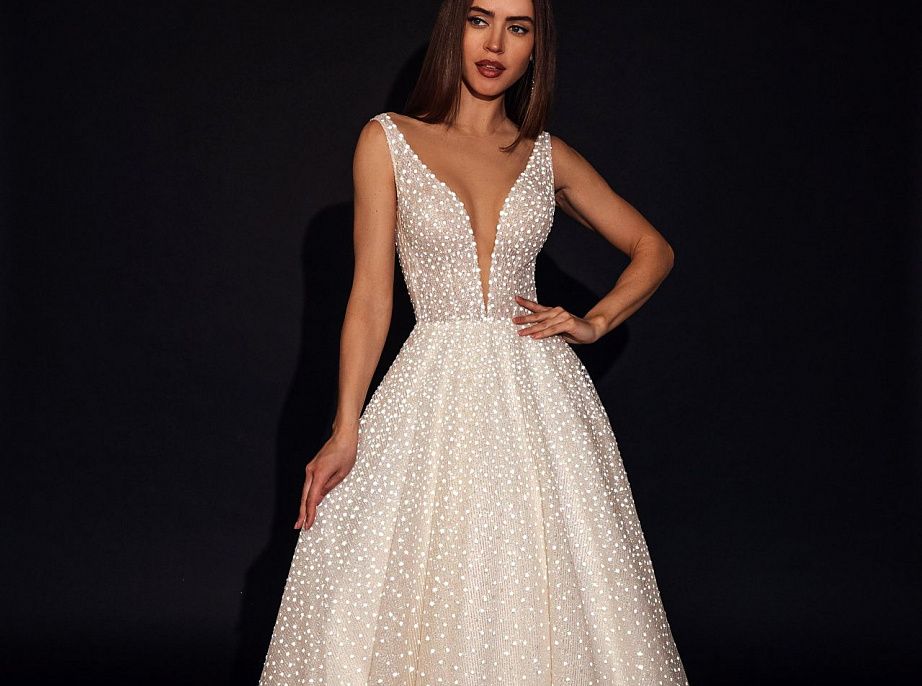 Роскошное свадебное платье с декольте фото