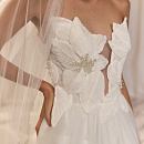 Эффектное свадебное платье с декором в виде цветов с жемчугом фото