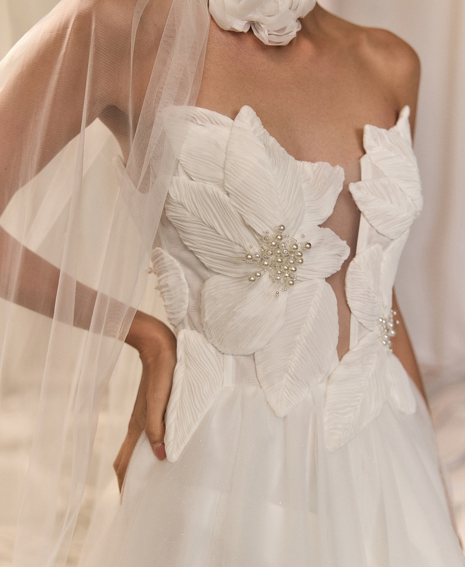 Эффектное свадебное платье с декором в виде цветов с жемчугом фото