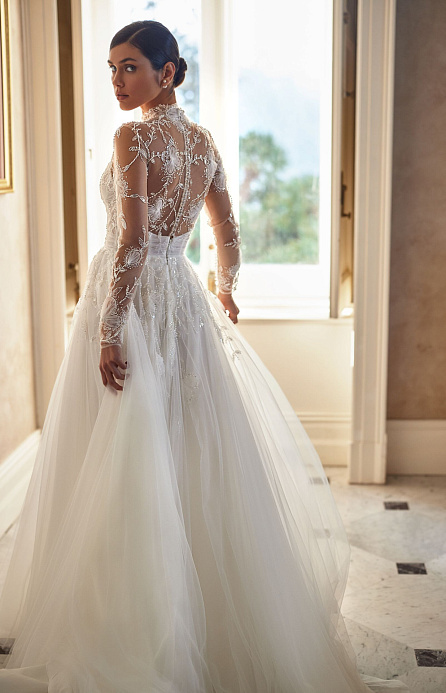 Закрытое свадебное платье в цветочном кружеве фото