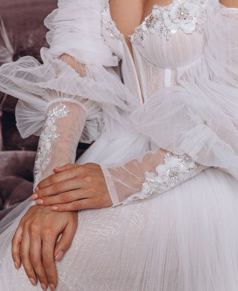 Свадебное платье из плиссе фатина с объемными съемными рукавами фото