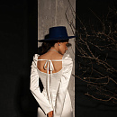 Атласное корсетное платье прилегающего силуэта фото