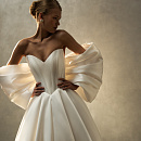 Атласное свадебное платье с объемным бантом фото