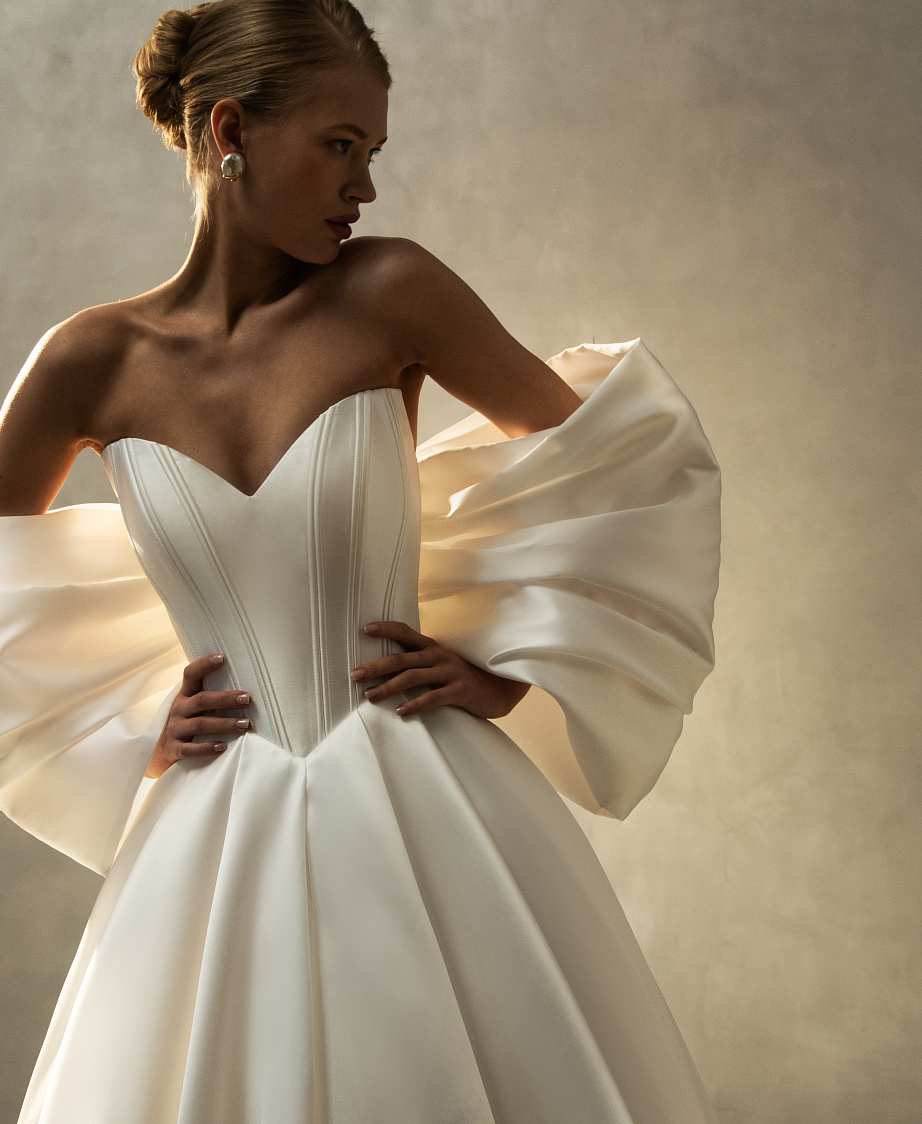 Атласное свадебное платье с объемным бантом фото